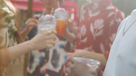 amigos en un festival de música al aire libre