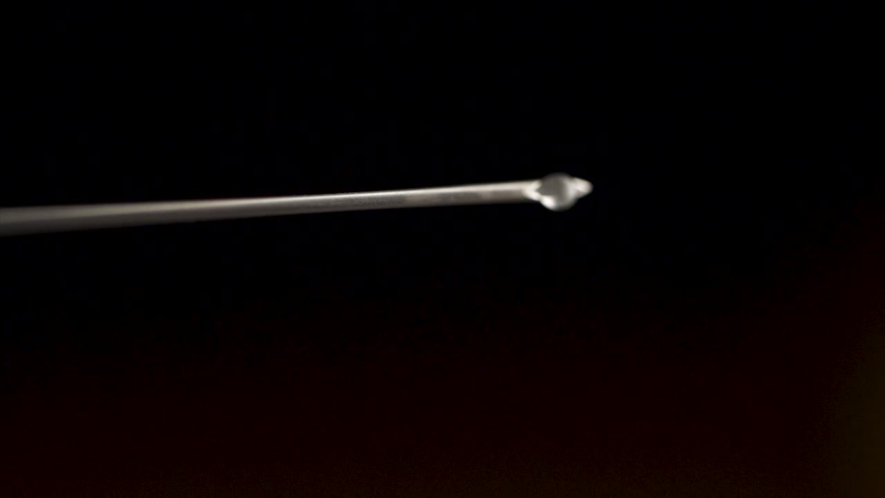 액체 방울을 가진 주사 바늘