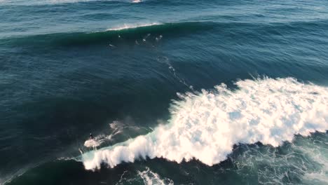 Vista-Aérea-De-Drones-De-Surfista-Montando-En-Barril-De-Olas-Oceánicas-Arrecife-Rocoso-Lavado-Blanco-Swell-Sydney-Nsw-Australia-4k