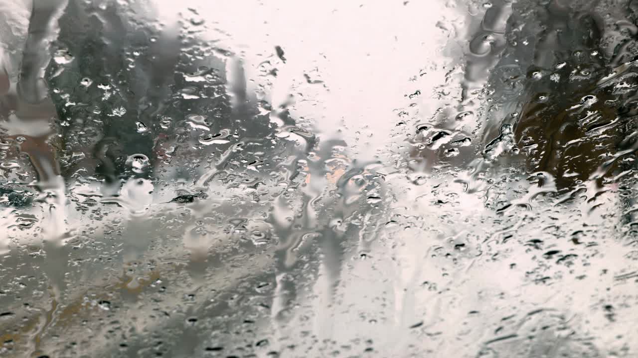 비가 오는 날 에 바람창 에 방울 이 떨어집니다.