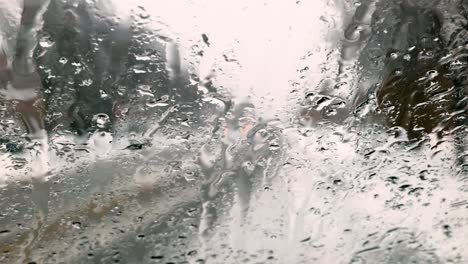 gocce d'acqua piovana sul parabrezza in un giorno di pioggia