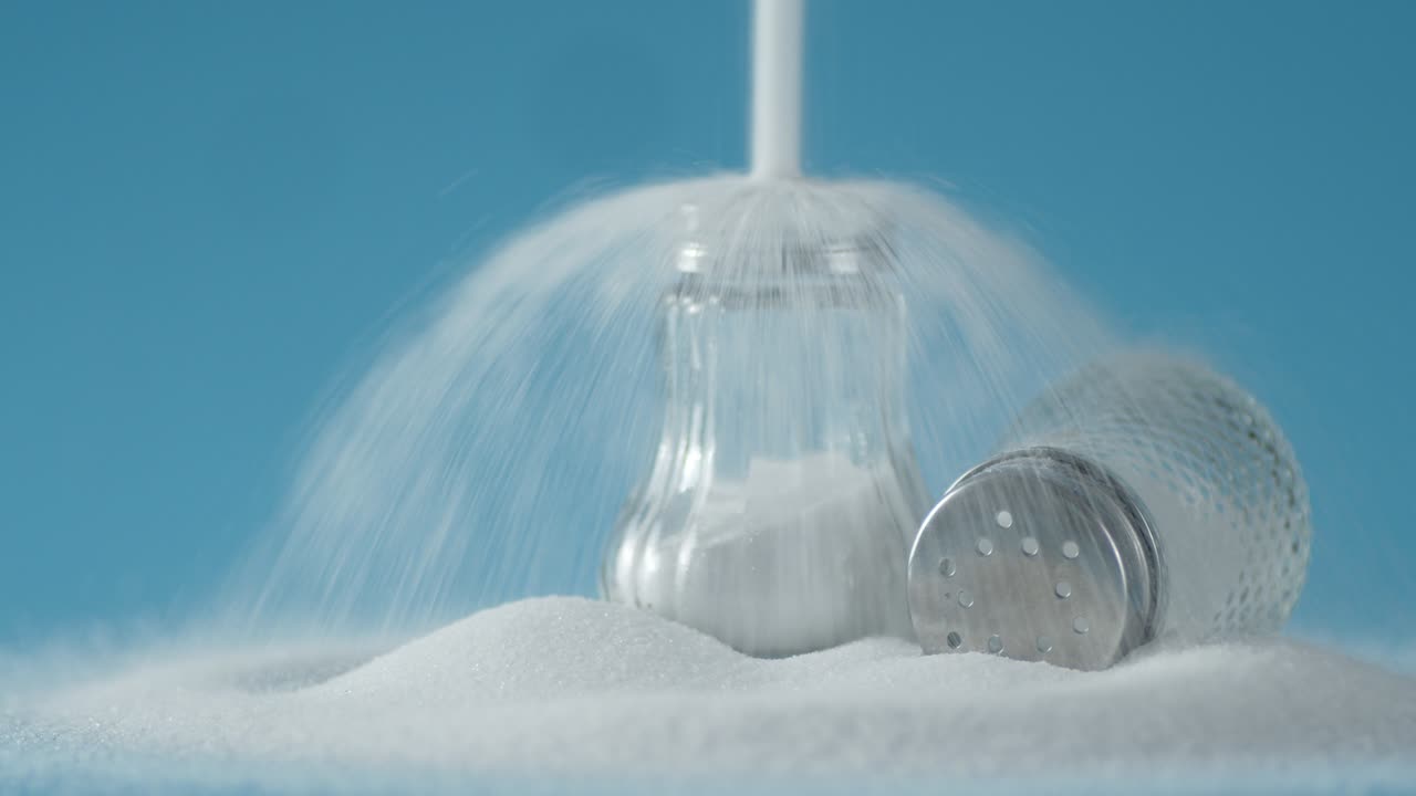 소금의 방울이 항아리에 떨어집니다.