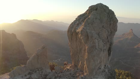 hermoso dron disparado a la hora dorada con destello de lente de un panorama montañoso de roque nublo, gran canaria