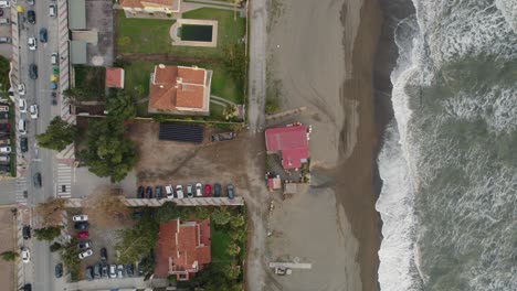 Eine-Straße-Mit-Gebäuden-Zwischen-Dem-Strand-Von-Malaga-Und-Einer-Stark-Befahrenen-Autobahn-Mit-Fahrenden-Autos