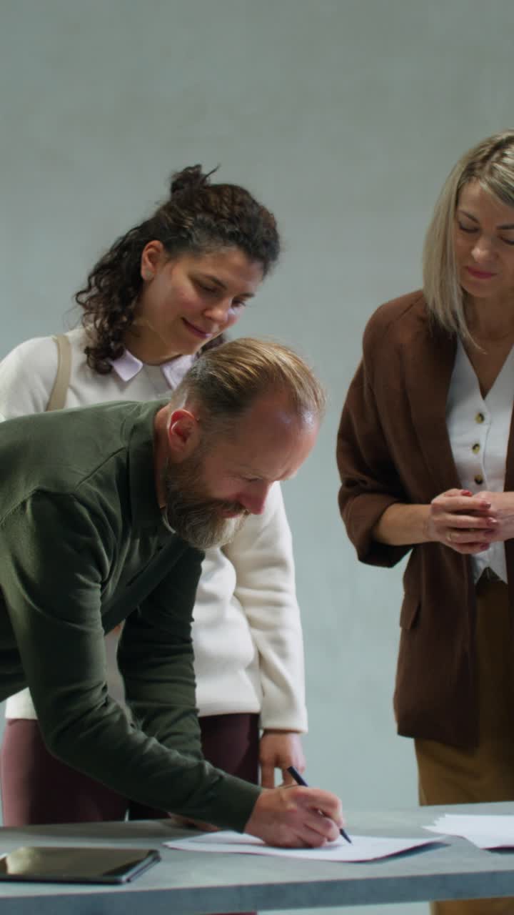 reunión de negocios y firma de contratos