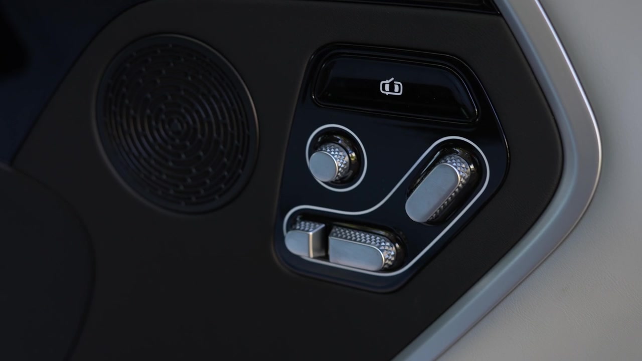 Imagem detalhada da porta interior do Avatr 11, apresentando acabamento premium e estilo automotivo moderno. Ideal para branding, tecnologia e visuais de carros de luxo.
