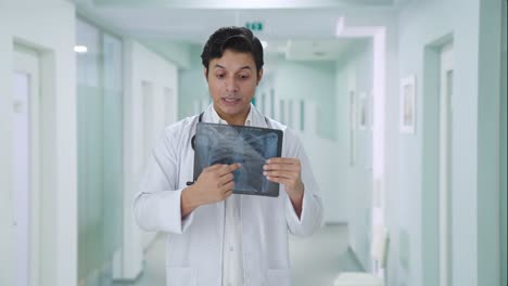 médico indio explicando el informe de rayos x al paciente