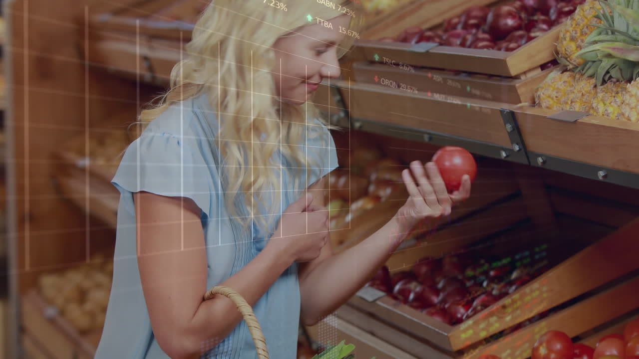 animación del procesamiento de datos sobre mujer caucásica en la tienda