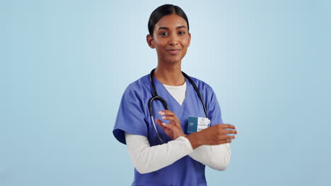 médico, mujer y sonrisa en la cara para la atención médica