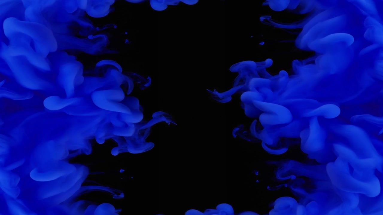 Inchiostro blu che si diffonde nell'acqua su sfondo nero