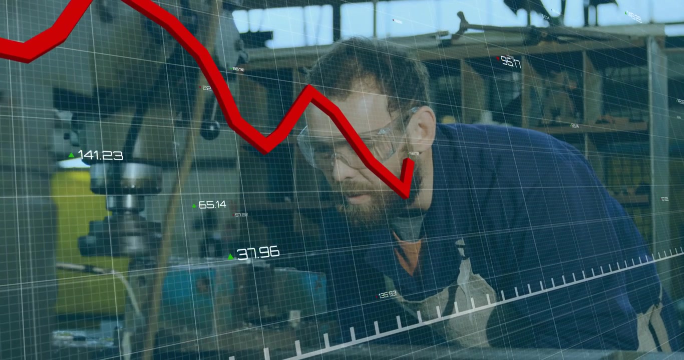 Macchinista che alza gli occhiali protettivi, ispeziona il trapano in officina e controlla il risultato, mentre un grafico rosso HUD si muove.