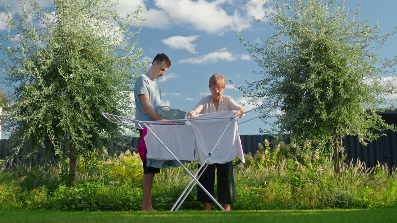 뒷마당에서 옷을 건조하는 가족