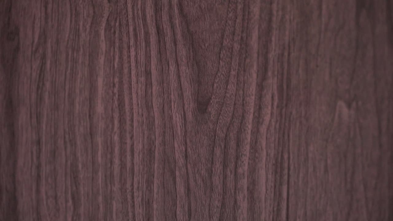 한 사람이 나무 문을 두드리는 모습으로, 질감, 소리, 관심을 끌기 위한 행동을 강조합니다.