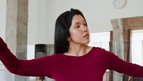 mujer bailando en un estudio