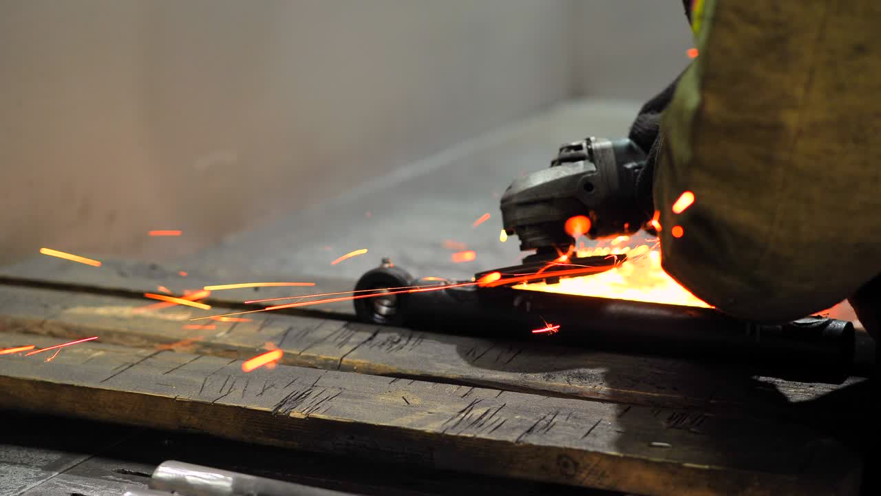 금속을 는 노동자, 불꽃을 가진 금속 는 기계