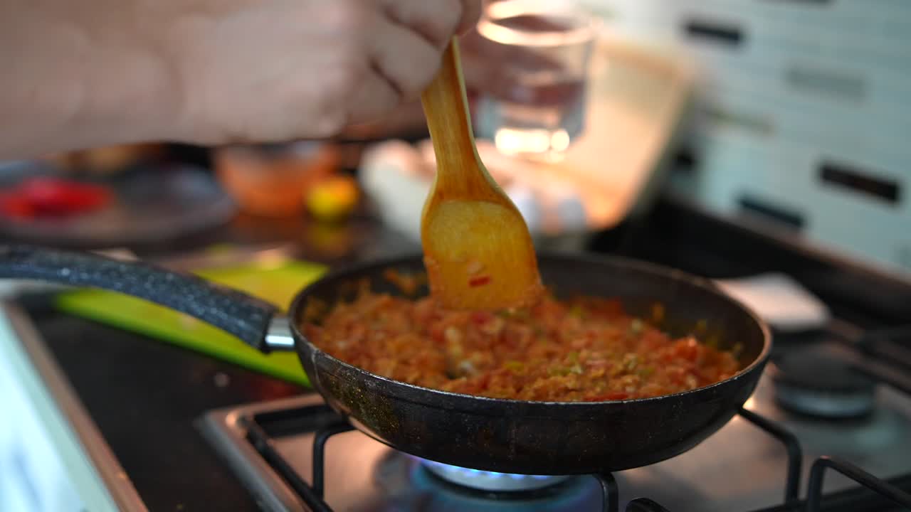 cocinando un plato en una sartén