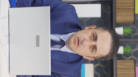 video vertical de un hombre de negocios mirando a la cámara recibiendo malas noticias.