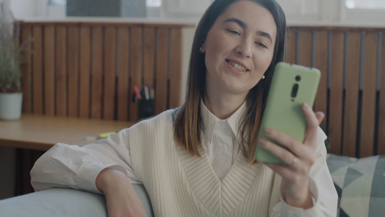 mujer haciendo una llamada de video