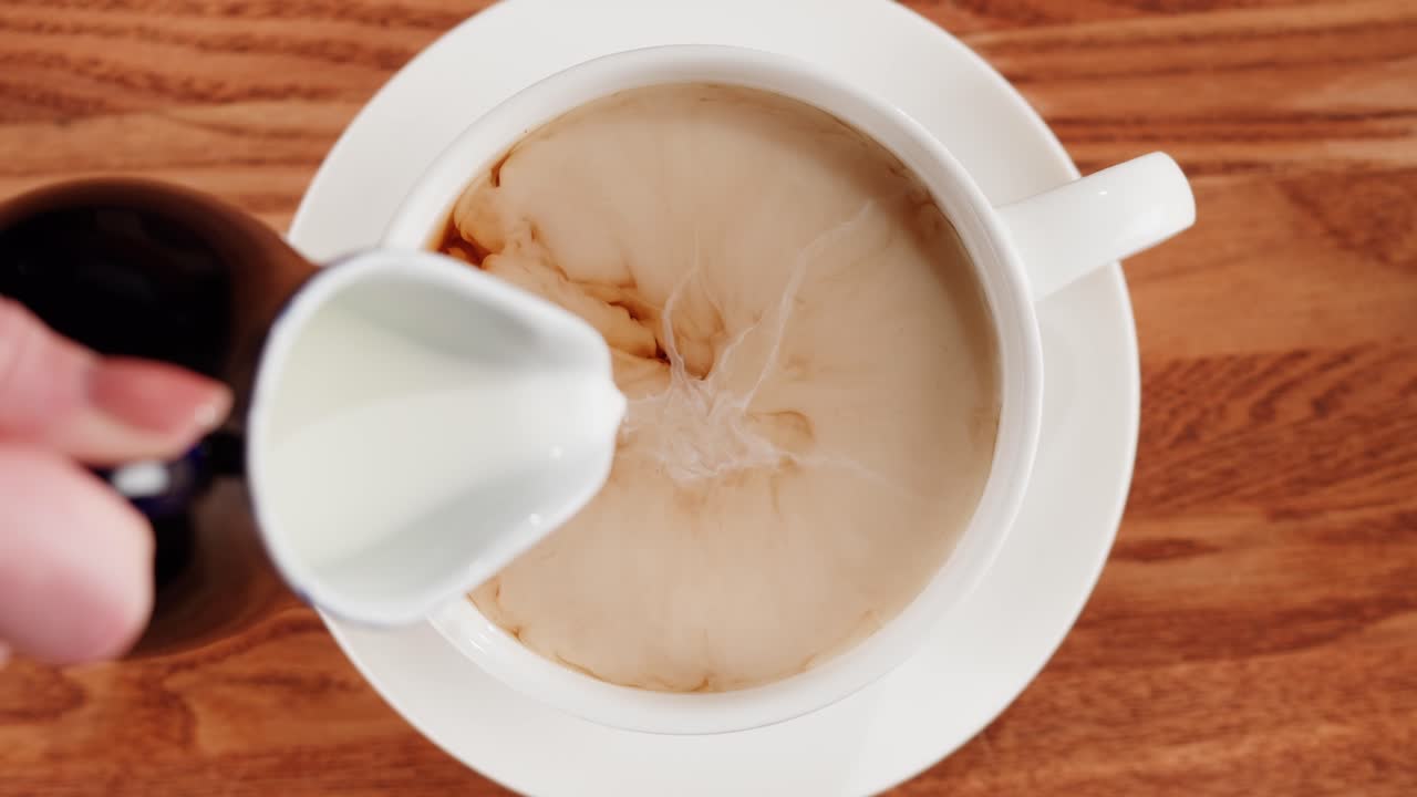 наливать молоко в чай