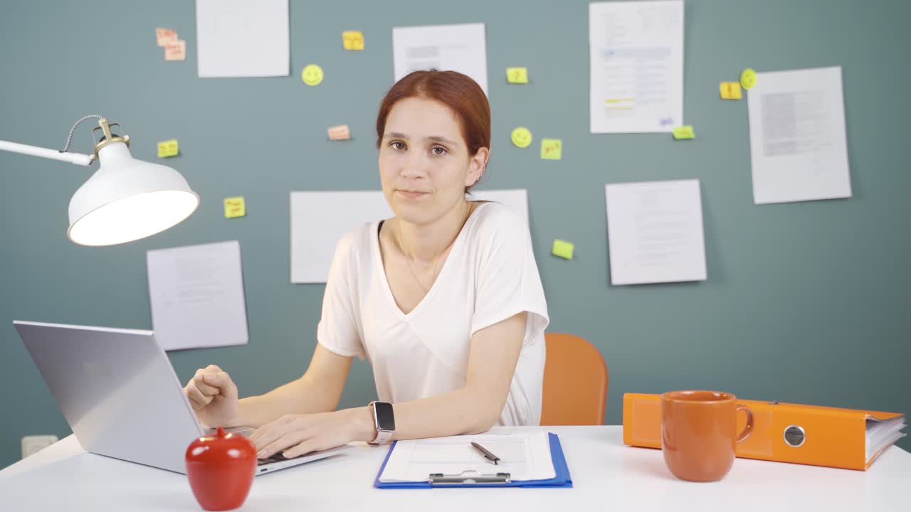 Negative expression of woman using laptop.