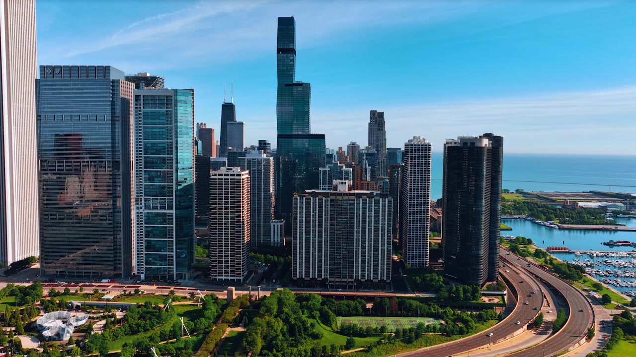 Bellissimo parco verde che circonda i moderni grattacieli di vetro sul lungolago. Vista soleggiata di Chicago, Illinois, Stati Uniti dall'alto.