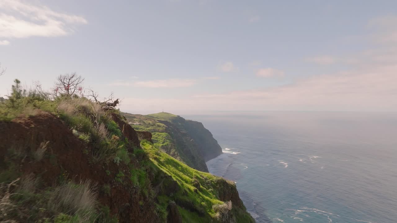 Portekiz'in Madeira adasında kayalıklar ve Atlantik Okyanusu üzerinde drone uçuşu.