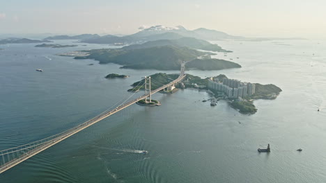 increíble toma aérea del puente tsing ma y la isla ma wan en hong kong
