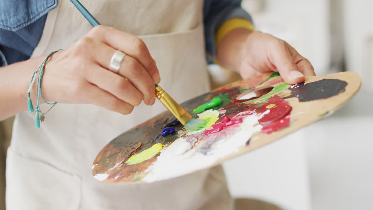 예술가 는 복사 공간 을 가지고 집 에서 패 에 페인트 를 는다