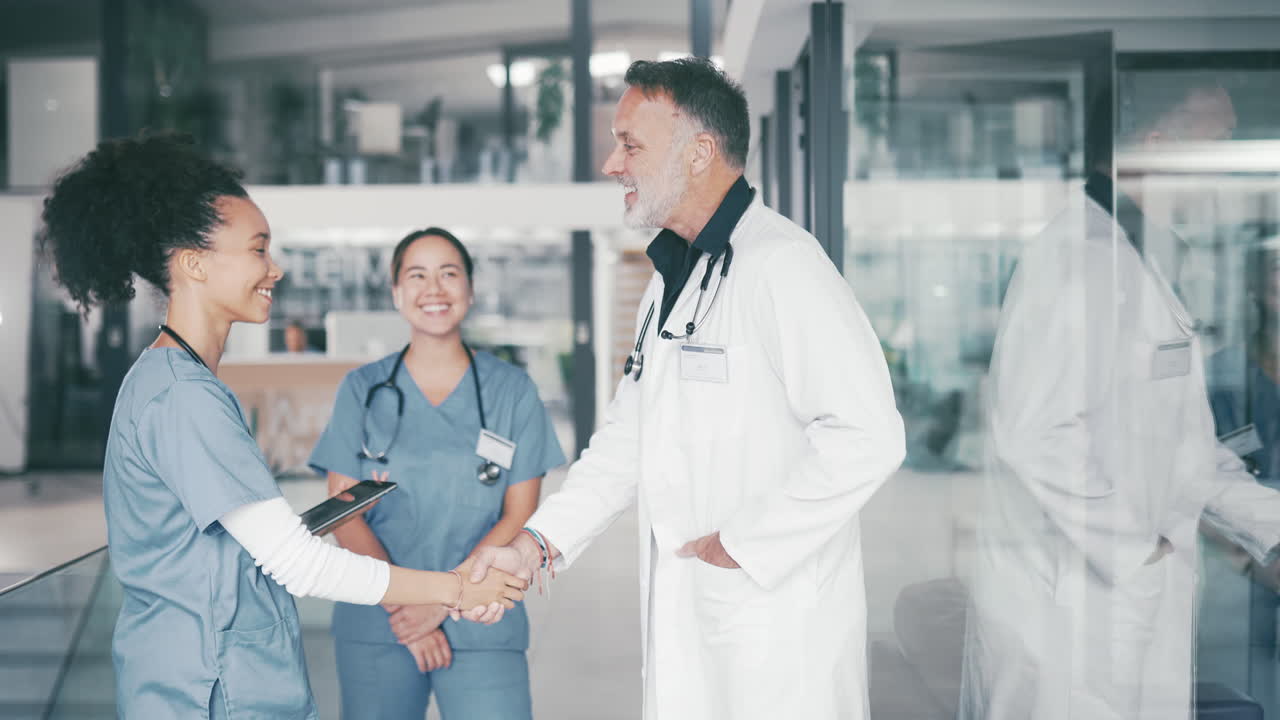 un medico maschio maturo saluta la sua giovane femmina