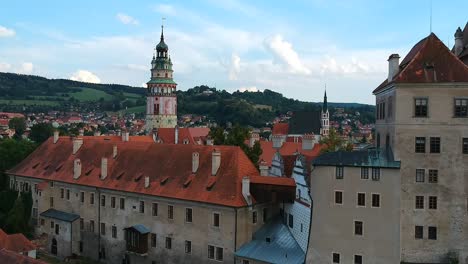 Und-Aufstandsdrohnenschuss-Für-Die-Staatliche-Burg,-Das-Schloss-Und-Den-Turm-Von-Cesky-Krumlov---Tschechische-Republik