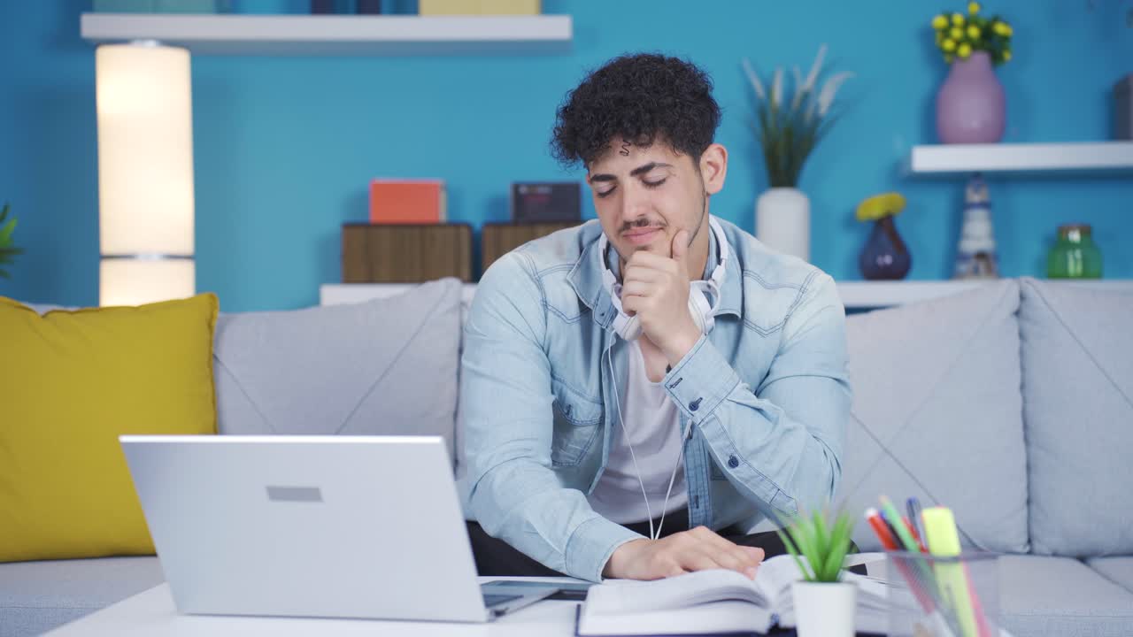 estudiante universitario que se ve obligado a estudiar.