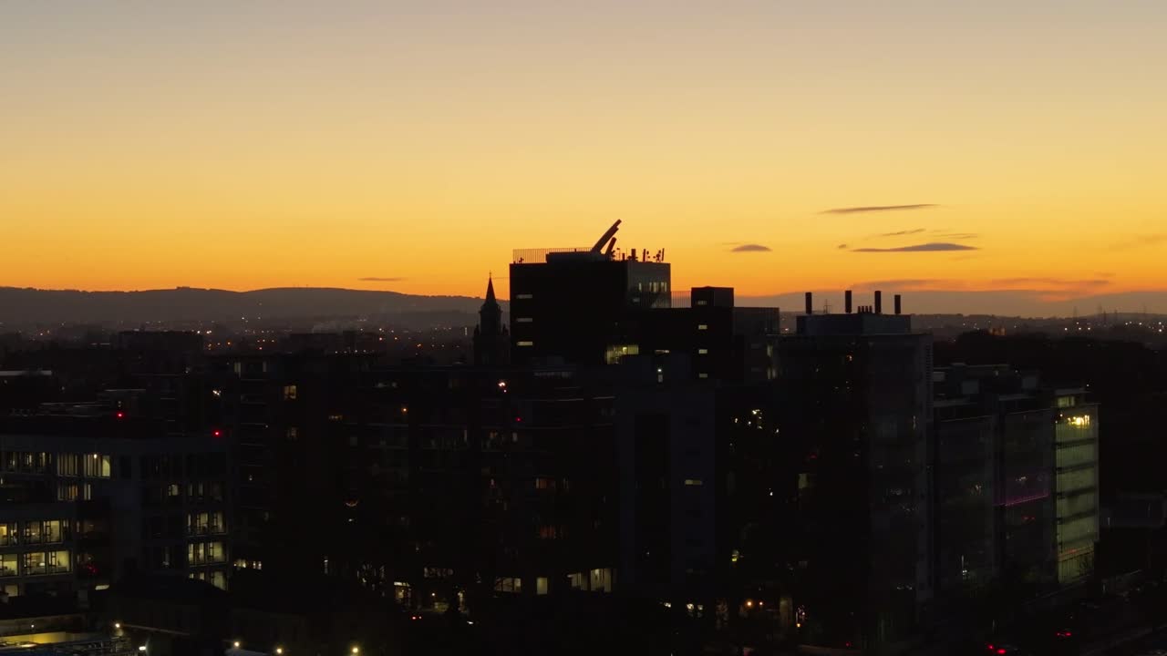 Vista aérea en 4K de Dublín al atardecer, Irlanda_30