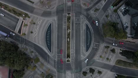 vista de hiperlapso aéreo sobre el tráfico en una rotonda, en un día soleado, en la ciudad de méxico, estados unidos - de arriba hacia abajo, lapso de tiempo, disparo de drones