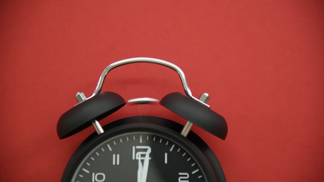 빨간 바탕에 검은 알람 시계