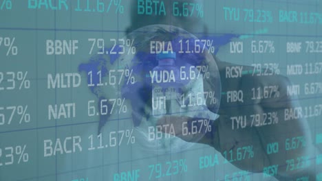 animación de datos financieros en todo el mundo y manos de un médico caucásico con vacuna