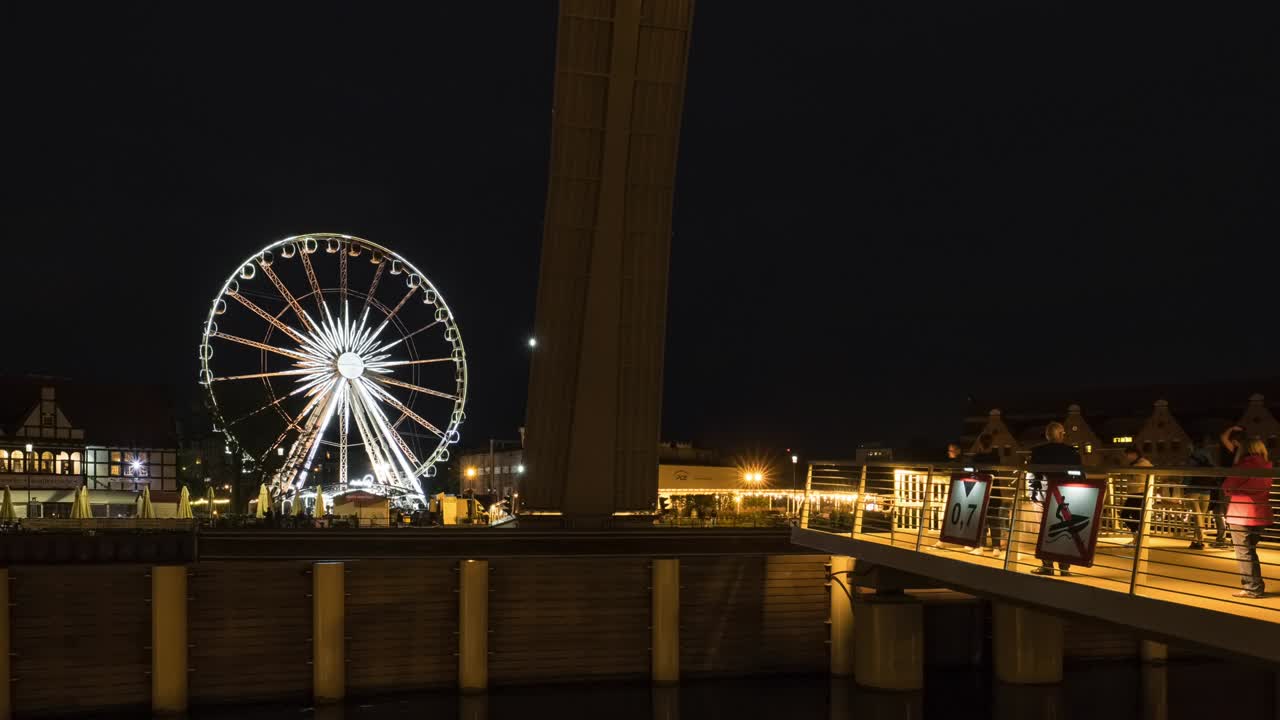 밤에 그단스크에 있는 리프트 브릿지와 페리스 의 타임 러프 루프