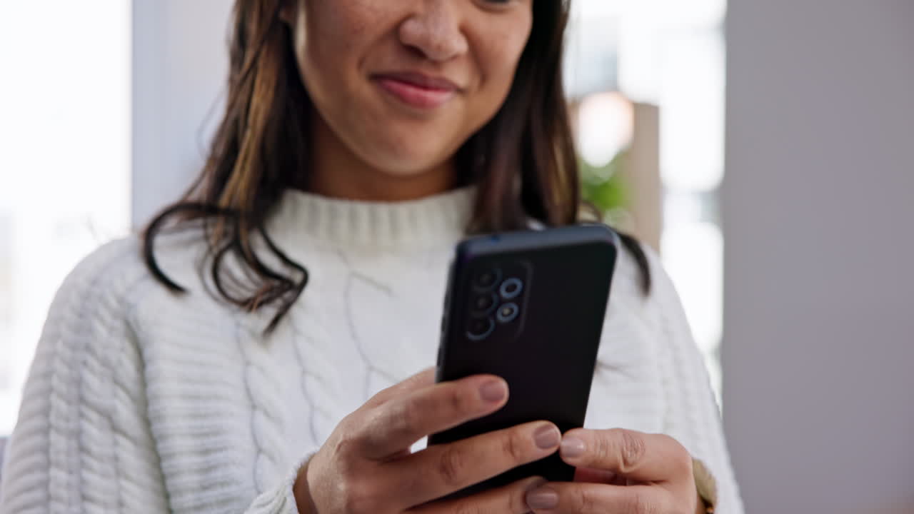 Volto di donna, telefonata e conversazione al cellulare