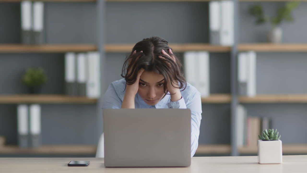 mujer estresada en el trabajo