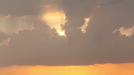 Timelapse-De-Nubes-En-El-Cielo-Durante-La-Puesta-De-Sol