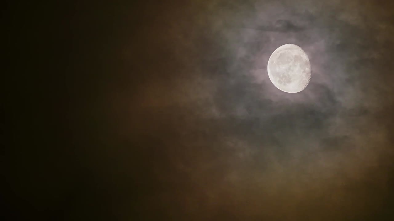Time-lapse da Lua Cheia em Céu Nublado.