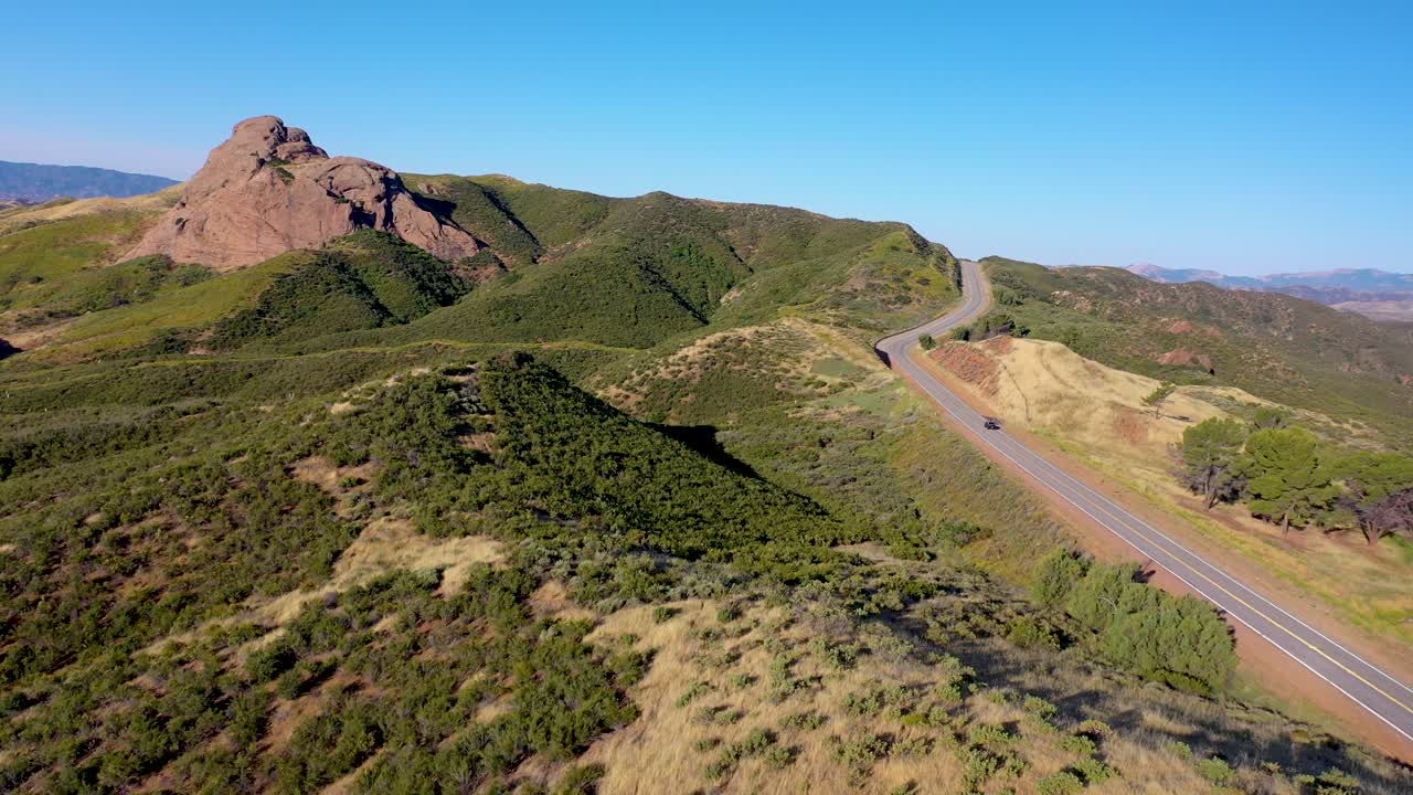 캘리포니아 카스테익의 레이크 휴스 도로 근처에서 촬영된 드론 이미지
