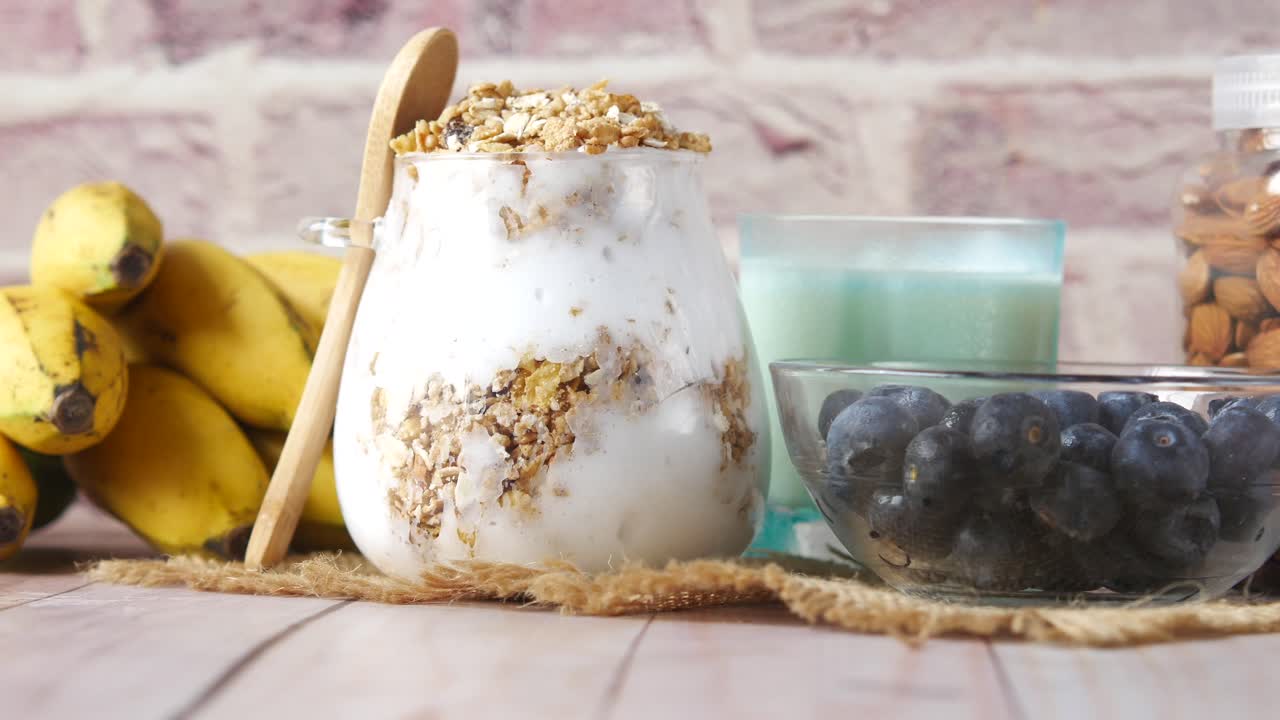 건강한 그라놀라 파르페이트, 베리, 아몬드