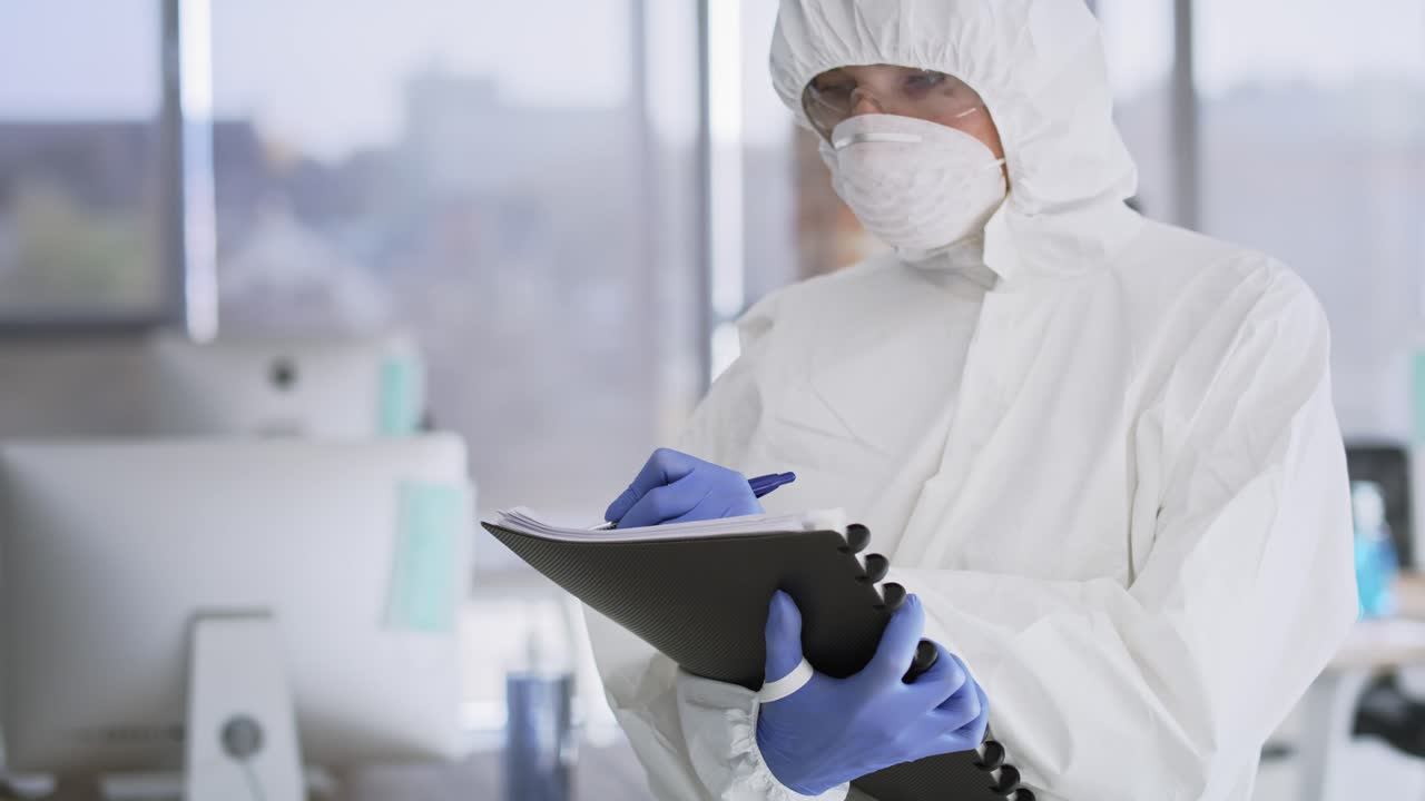 사무실 에서 점검 을 하는 기술자 의 영상