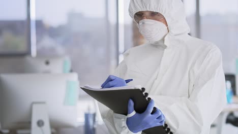 vídeo del técnico haciendo comprobaciones en la oficina