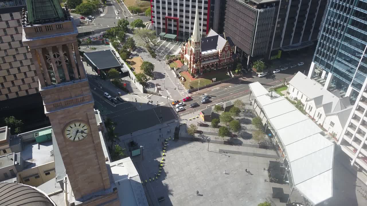 Torre del reloj del ayuntamiento de Brisbane y la iglesia en el centro del distrito, vista general aérea