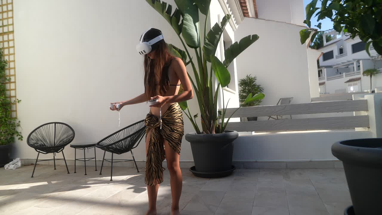 mujer jugando juegos de vr al aire libre