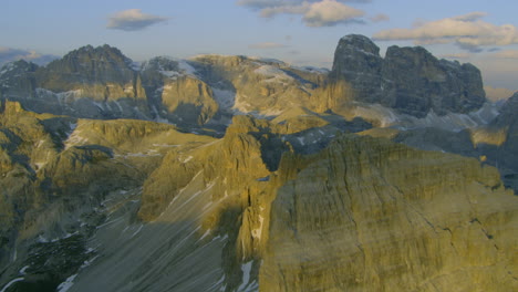 Sonnenuntergang-Zur-Goldenen-Stunde-über-Felsigen-Berggipfeln-In-Den-Italienischen-Dolomiten