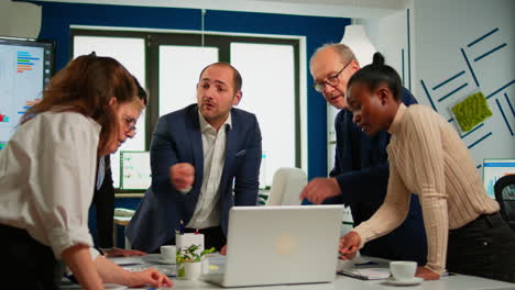 Diversos-Empresarios-Trabajando-En-Equipo-Discutiendo-La-Estrategia-Del-Proyecto