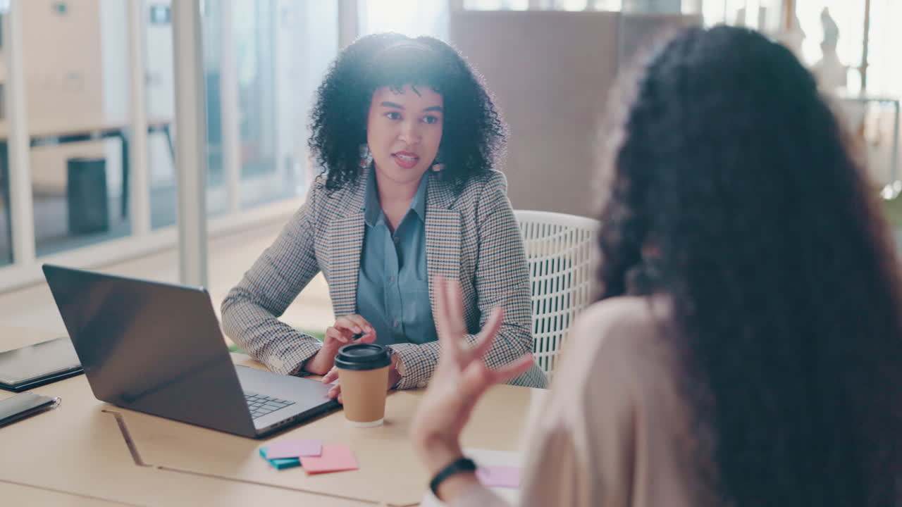 Donne d'affari in riunione, comunicazione