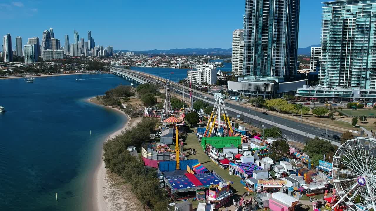 도시 스카이라인을 배경으로 바다 옆에 위치한 화려한 카니발의 공중 전망